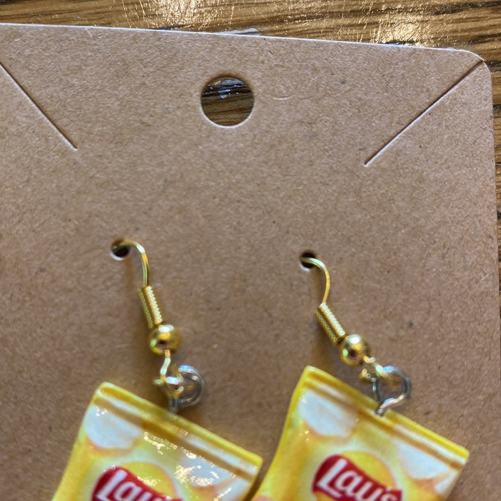 Homemade little  potatoes chips bag on gold color wires. - Picture 2 of 7